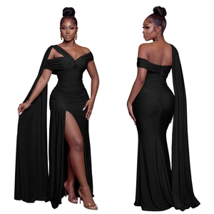 Détail d'une robe de soirée noire asymétrique avec des fronces et une fente haute