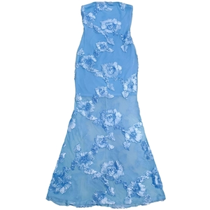 Détail d'une robe longue bustier bleu clair avec appliques florales 3D sur tissu mesh