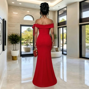 Vue détaillée du dos d'une robe de soirée rouge à épaules dénudées avec un nœud élégant