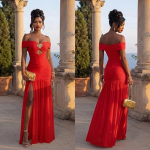 Détail d'une robe rouge épaules dénudées avec buste plissé et fente haute sexy