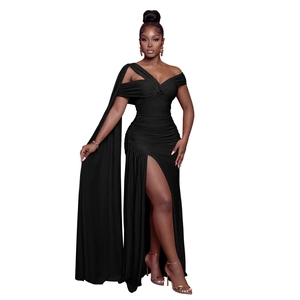 Détail d'une robe de soirée noire asymétrique avec cape, fente haute et plis élégants