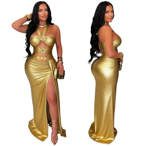 Details des goldenen Neckholder-Kleids mit Taillenverzierung und hohem Beinschlitz