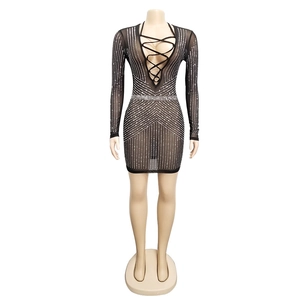 Dettaglio di mini abito sexy in rete con strass argentati e scollo a V stringato