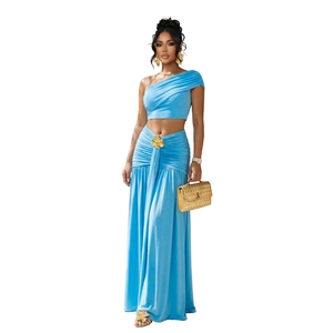 Détail d'une jupe longue bleu clair avec boucle fleurie dorée élégante à la taille