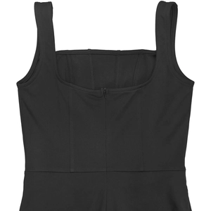 Dettaglio dell'abito nero con cerniera invisibile e cuciture a corsetto strutturate