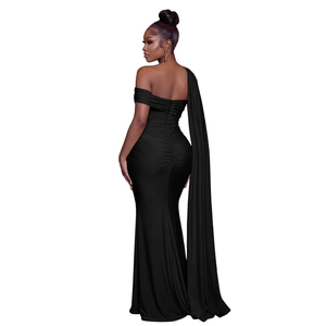 Robe de soirée noire dos nu élégante avec fente haute et rubans d'épaule décoratifs
