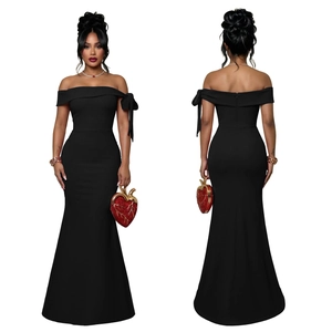 Détail d'une élégante robe de soirée noire à épaules dénudées avec un grand nœud au bras