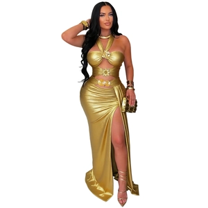 Detailansicht eines goldenen Metallic-Halterneck-Tops und Maxikleids mit Beinschlitz