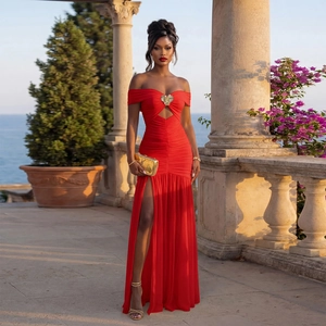 Robe de soirée rouge élégante à épaules dénudées avec broche cœur dorée et fente