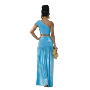 Détail montrant la texture plissée et le tombé de la jupe longue bleu ciel à taille haute