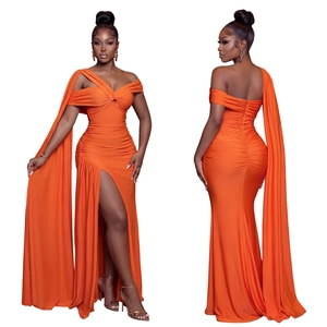 Vue avant et arrière de la robe longue orange à épaules dénudées et fente latérale