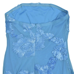 Détail d'une robe dos nu bleu ciel avec broderie florale 3D et fermeture éclair invisible