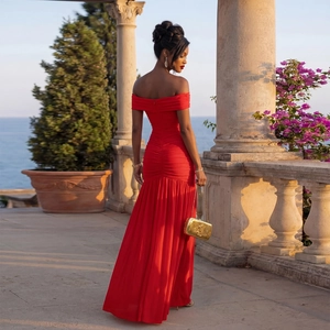 Détail d'une élégante robe rouge à épaules dénudées avec dos froncé et jupe longue