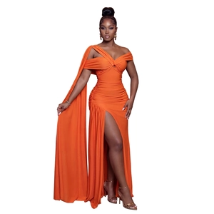 Détail de robe de soirée orange à fente haute avec bustier plissé et cape latérale