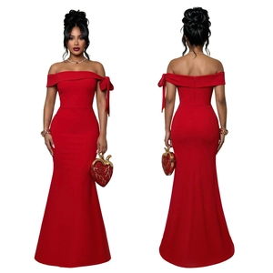 Détail d'une robe de soirée rouge avec nœud élégant à l'épaule et ourlet sirène sophistiqué