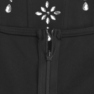 Dettaglio di elegante abito nero con cerniera e motivo floreale in strass scintillanti