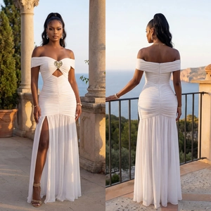 Détail de la robe maxi blanche à épaules dénudées avec boucle coeur et design froncé