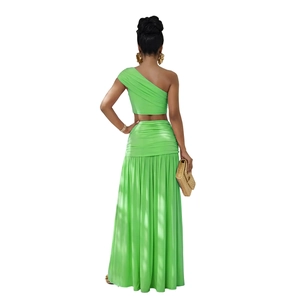 Vue arrière d'un ensemble chic vert citron avec un haut court et une jupe longue plissée