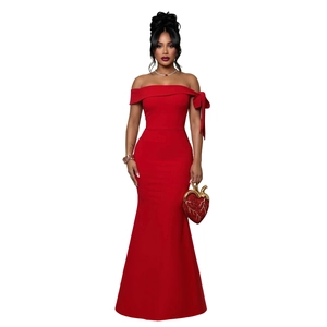 Détail d'une élégante robe de soirée rouge à épaules dénudées avec nœud et coupe sirène