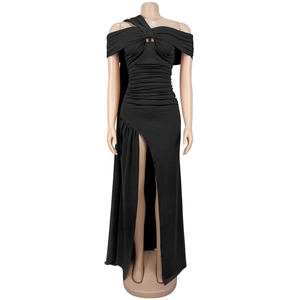 Détail de robe noire moulante avec découpe torsadée et fente latérale haute élégante