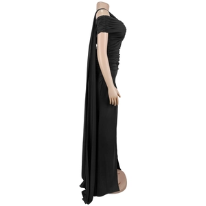Détail de robe noire à fente haute avec une cape d'épaule fluide et élégante