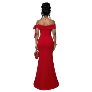 Vue détaillée du dos d'une robe de soirée rouge à épaules dénudées avec un grand nœud