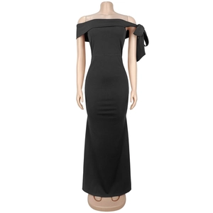 Détail de robe longue noire à épaules dénudées avec nœud et coupe ajustée élégante