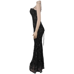 Dettaglio dell'abito a sirena nero con ricami floreali 3D ed elegante stile senza schiena