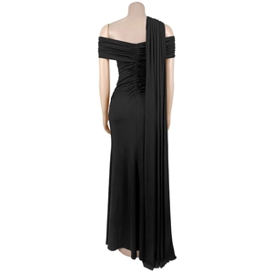 Vue détaillée du dos d'une robe de soirée noire froncée avec cape élégante au sol