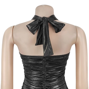 Detail des schwarzen Neckholder-Tops mit großer Rückenschleife und Reißverschluss