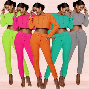 Dettaglio di cinque colori del completo da donna con felpa cropped e pantaloni jogger