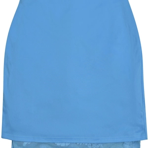 Détail de l'ourlet de robe bleu ciel avec doublure en dentelle florale et double couture