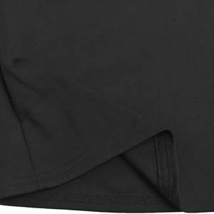 Dettaglio della doppia cucitura ad ago sull'orlo del vestito in maglia nera