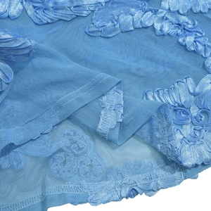 Gros plan détaillé du tissu en maille bleu ciel avec volants en satin et coutures fines