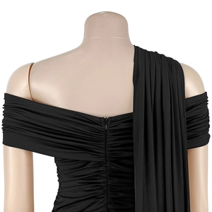 Détail de la robe élégante à épaules dénudées avec fronçage et fermeture éclair dans le dos