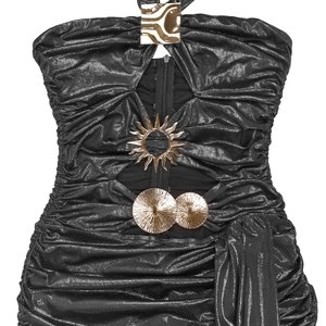 Details vom schwarzen Kleid mit goldenen Metallbeschlägen und Mesheinsatz