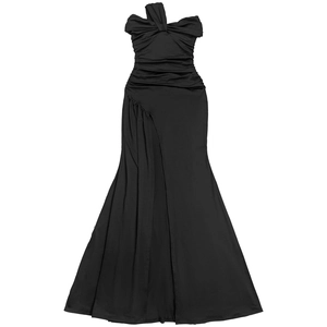 Détail de la robe de soirée noire élégante avec fente haute et taille froncée raffinée