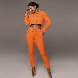 Dettaglio completo di set sportivo arancione da donna con felpa corta e pantaloni a vita alta