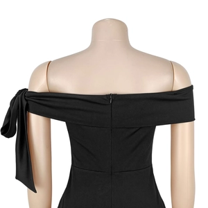 Détail arrière de la robe fourreau élégante à épaules dénudées avec un grand nœud chic