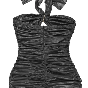 Detail eines schwarzen figurbetonten Kleides mit Nackenschleife und Metallic-Schimmer