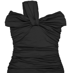 Détail de robe froncée noire élégante avec décolleté croisé à nœud sophistiqué