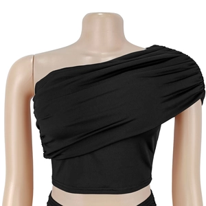 Détail du haut court noir asymétrique avec texture froncée élégante et coupe ajustée