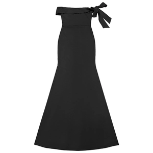 Détail de robe de soirée noire élégante à épaule dénudée avec grand nœud et volants