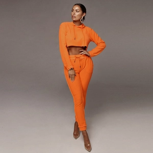 Dettaglio del set felpa corta con cappuccio arancione e pantaloni sportivi con coulisse