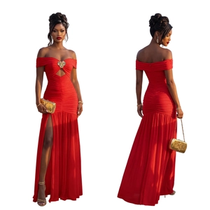 Détail d'une robe longue rouge à épaules dénudées avec coeur et fente haute