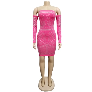 Détails de la robe moulante fuchsia avec motifs floraux en strass argentés brillants