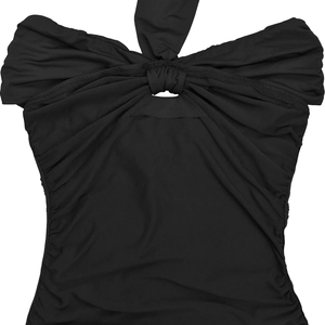 Détail d'une robe noire élégante avec un nœud à la poitrine et une texture drapée chic
