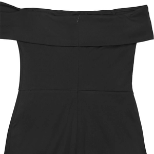 Détail du dos de la robe noire à épaules dénudées avec fermeture éclair invisible