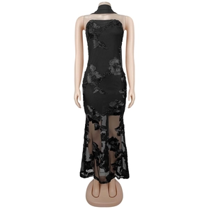 Vue détaillée de la robe de soirée noire avec jupe en tulle et broderie florale 3D