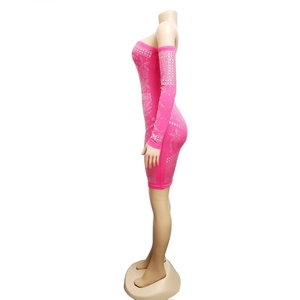 Robe bustier rose fuchsia avec motifs floraux en strass et manches assorties